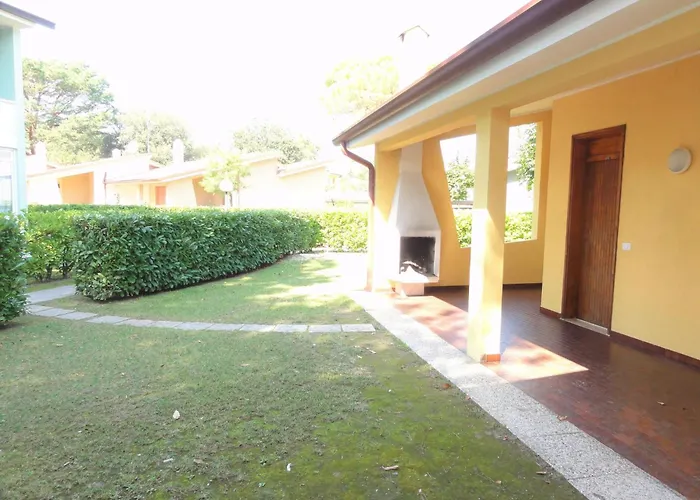 House With Garden And Pool Access Вилла Бибионе